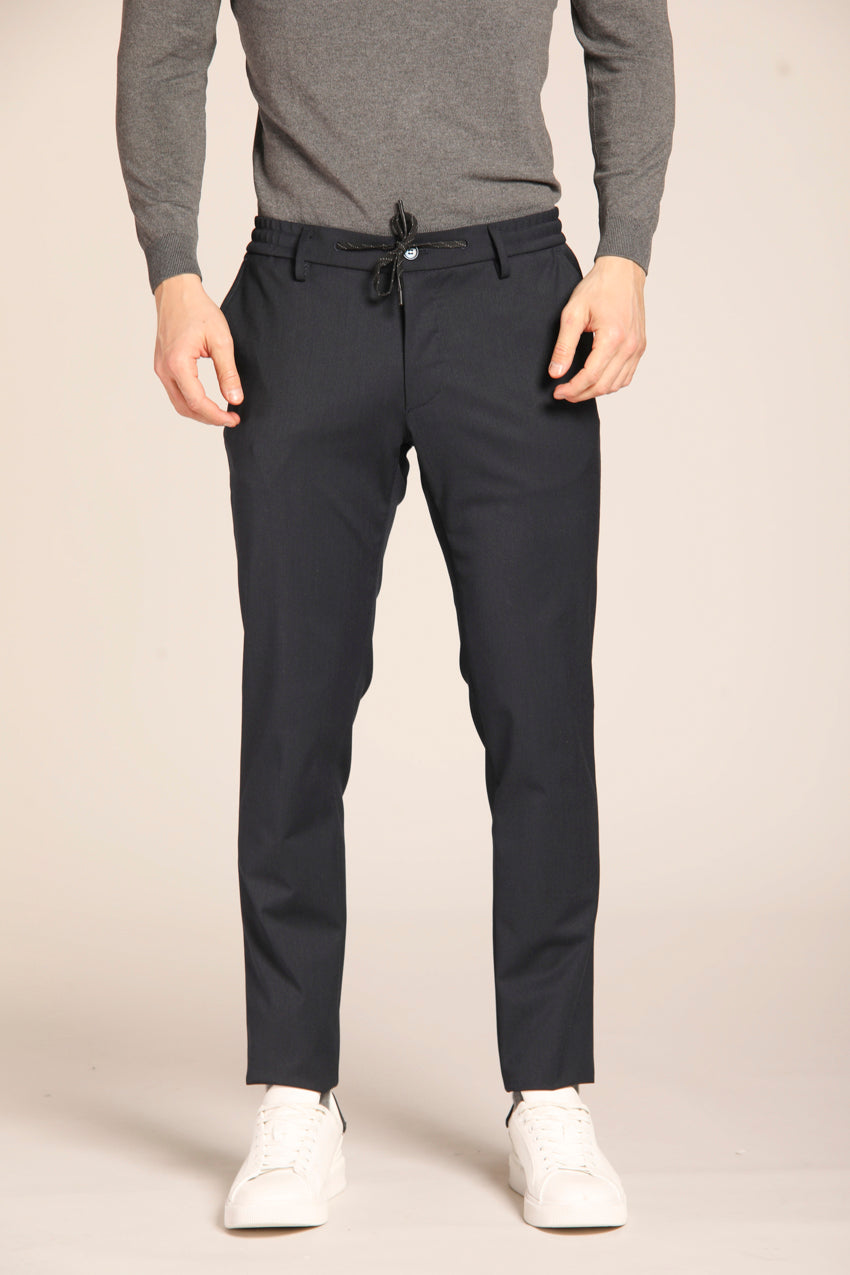 immagine 1 di pantalone chino uomo, modello Milano Jogger di colore blu scuro, fit extra slim di mason's