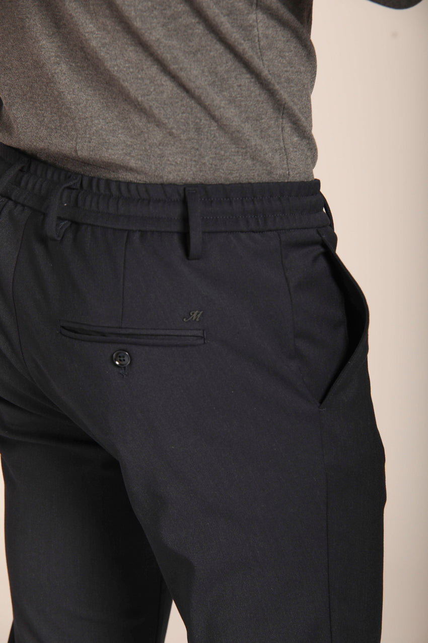 immagine 3 di pantalone chino uomo, modello Milano Jogger di colore blu scuro, fit extra slim di mason's