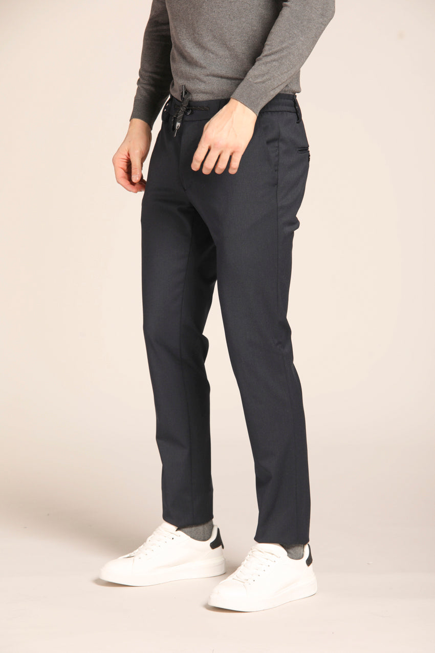immagine 4 di pantalone chino uomo, modello Milano Jogger di colore blu scuro, fit extra slim di mason's