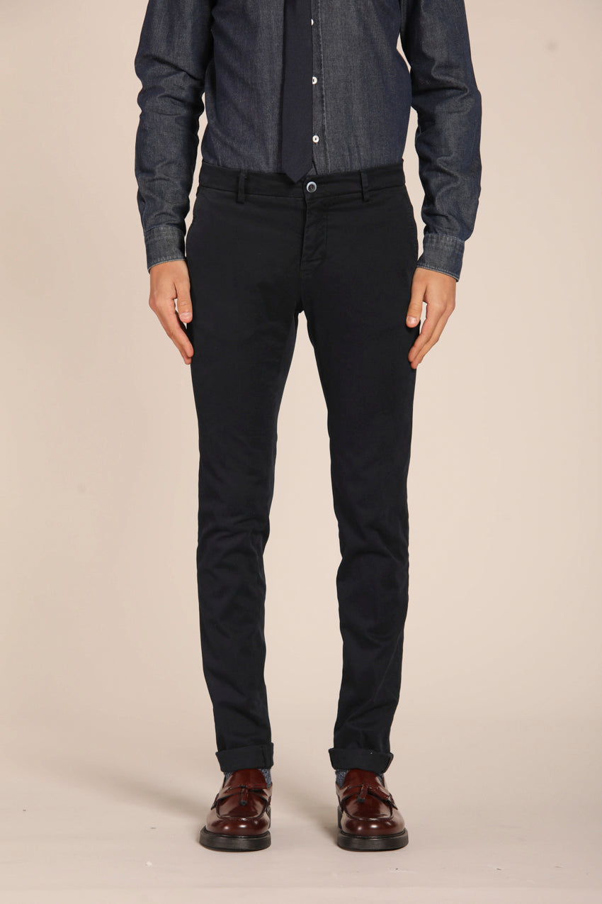 immagine 1 di pantalone chino uomo modello Milano Style, di colore blu navy, fit extra slim di Mason's