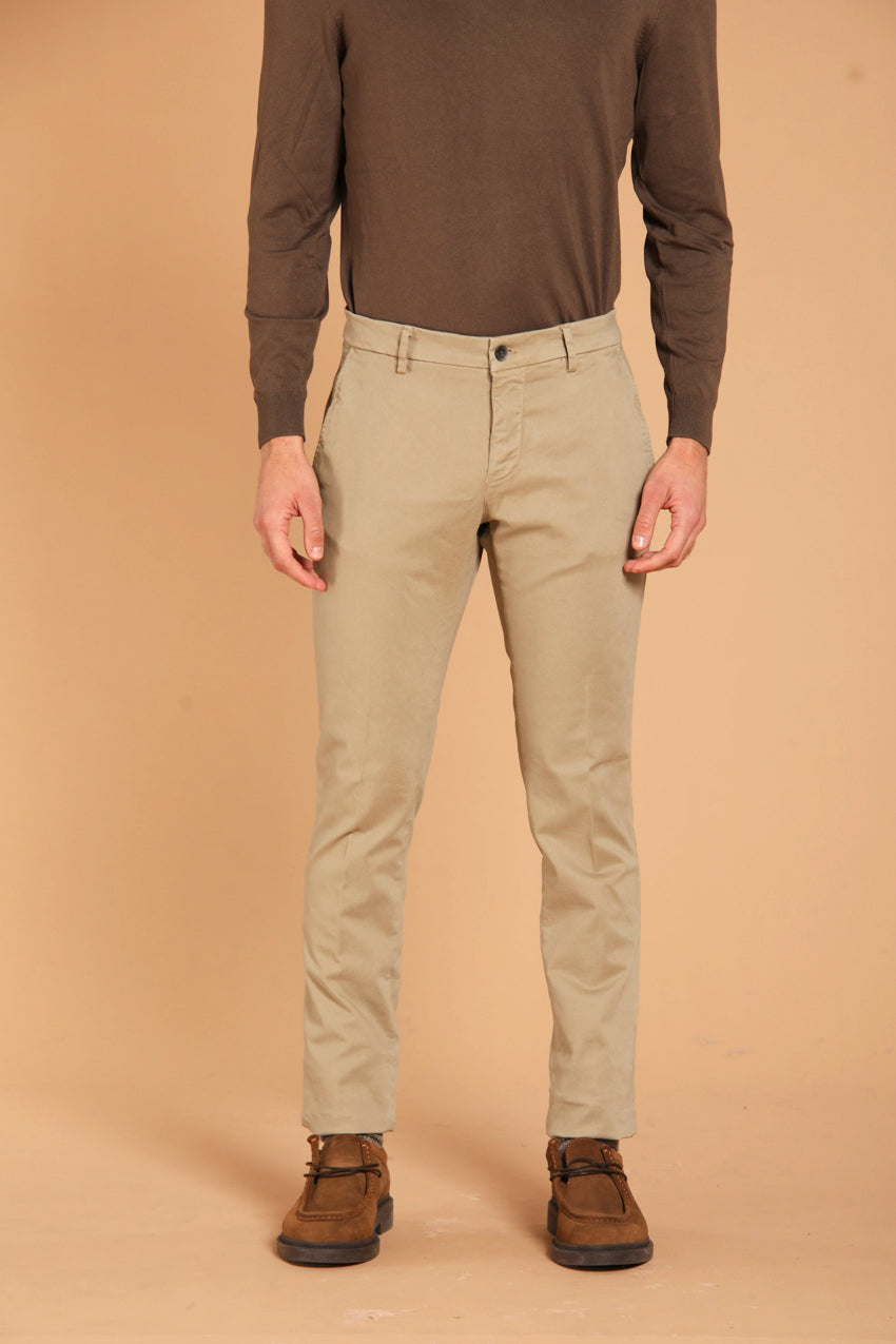 immagine 1 di pantalone chino uomo modello Milano Style in gabardina stretch, di colore kaki, fit extra slim di Mason's