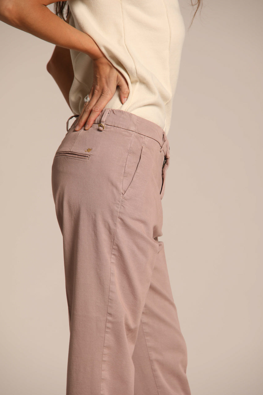 immagine 3 di pantalone chino donna, modello New York Cozy, di colore glicine, fit relaxed di mason's