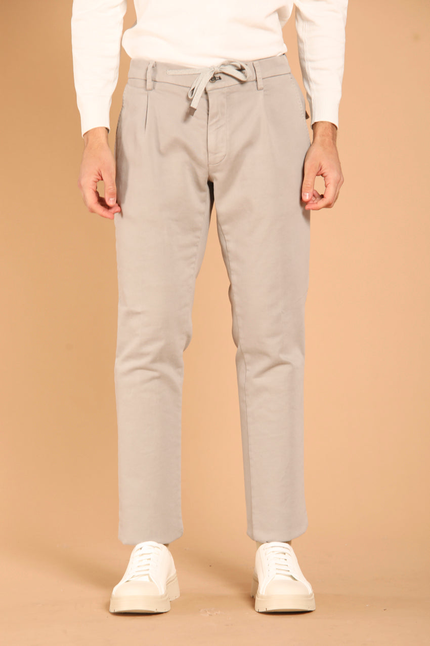 immagine 1 di pantalone chino jogger uomo modello New York Golf 1 Pinces in raso, di colore grigio. fit regular di mason's