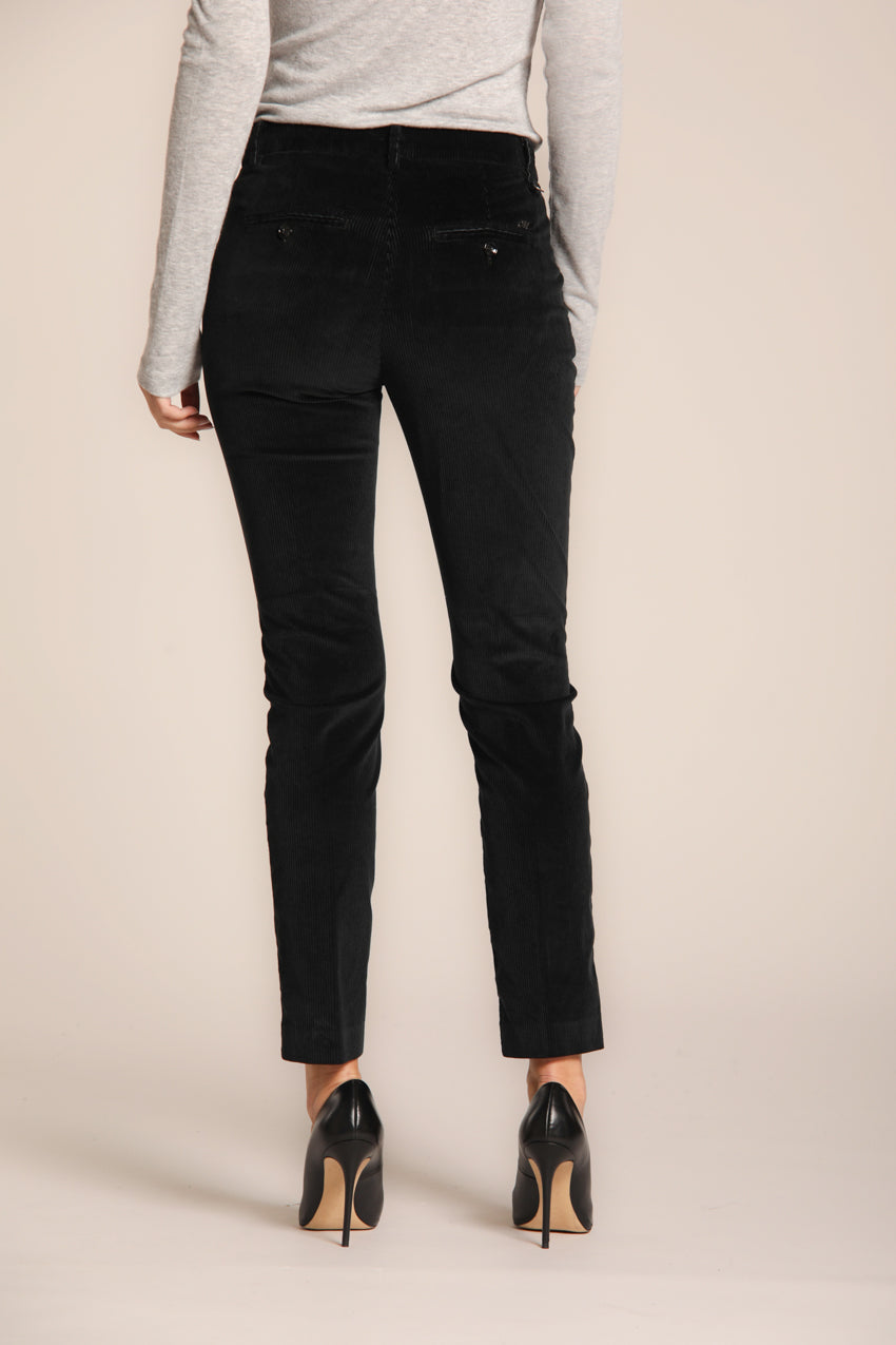 immagine 4 di pantalone chino donna, modello New York Slim, di colore nero, a coste, slim fit di mason's