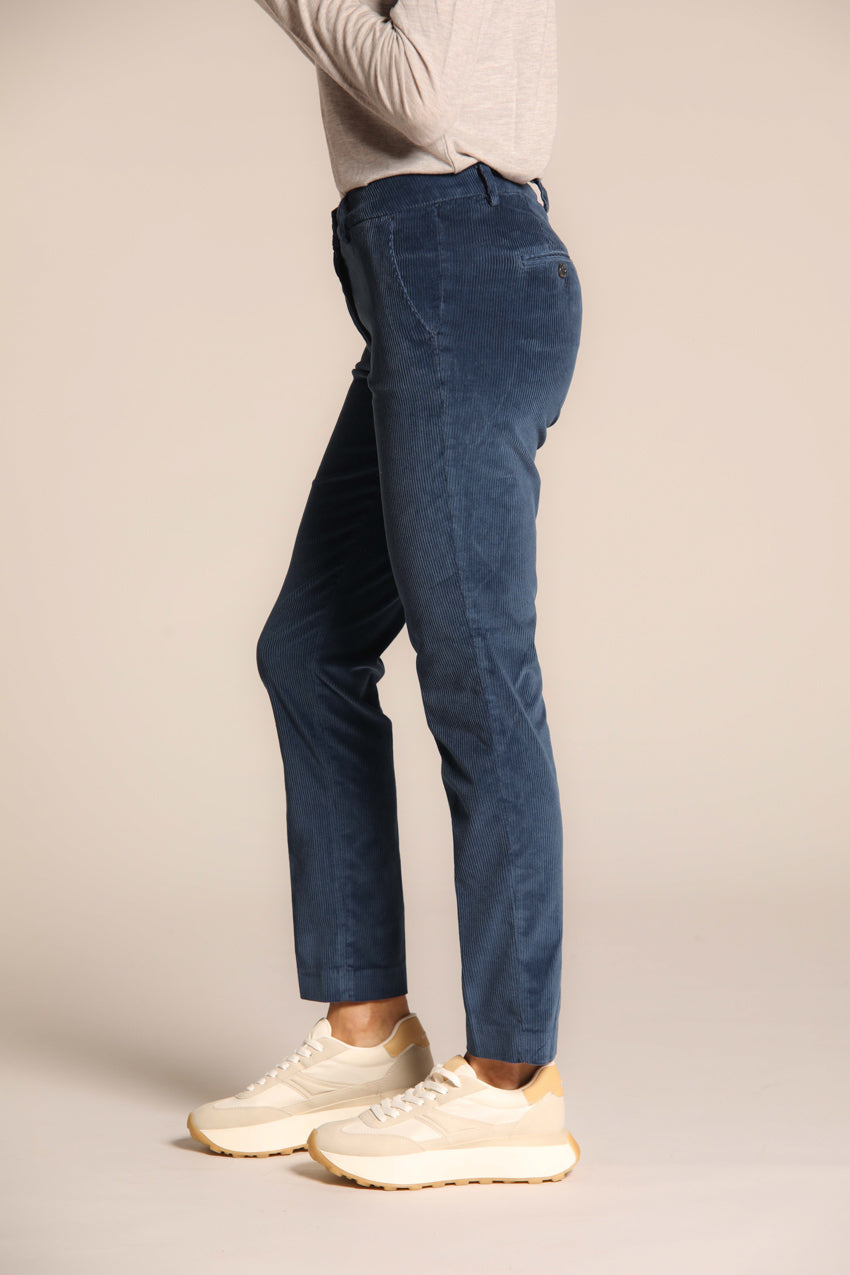 immagine 3 di pantalone chino donna, modello New York Slim , di colore blu navy a coste, fit slim di mason's