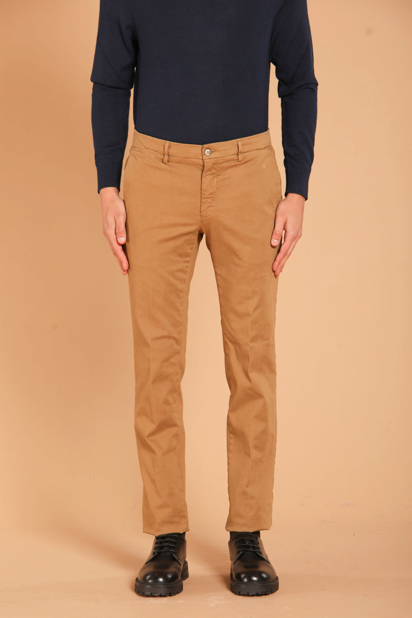 immagine 1 di pantalone chino uomo modello New York di colore biscotto, regular fit di mason's