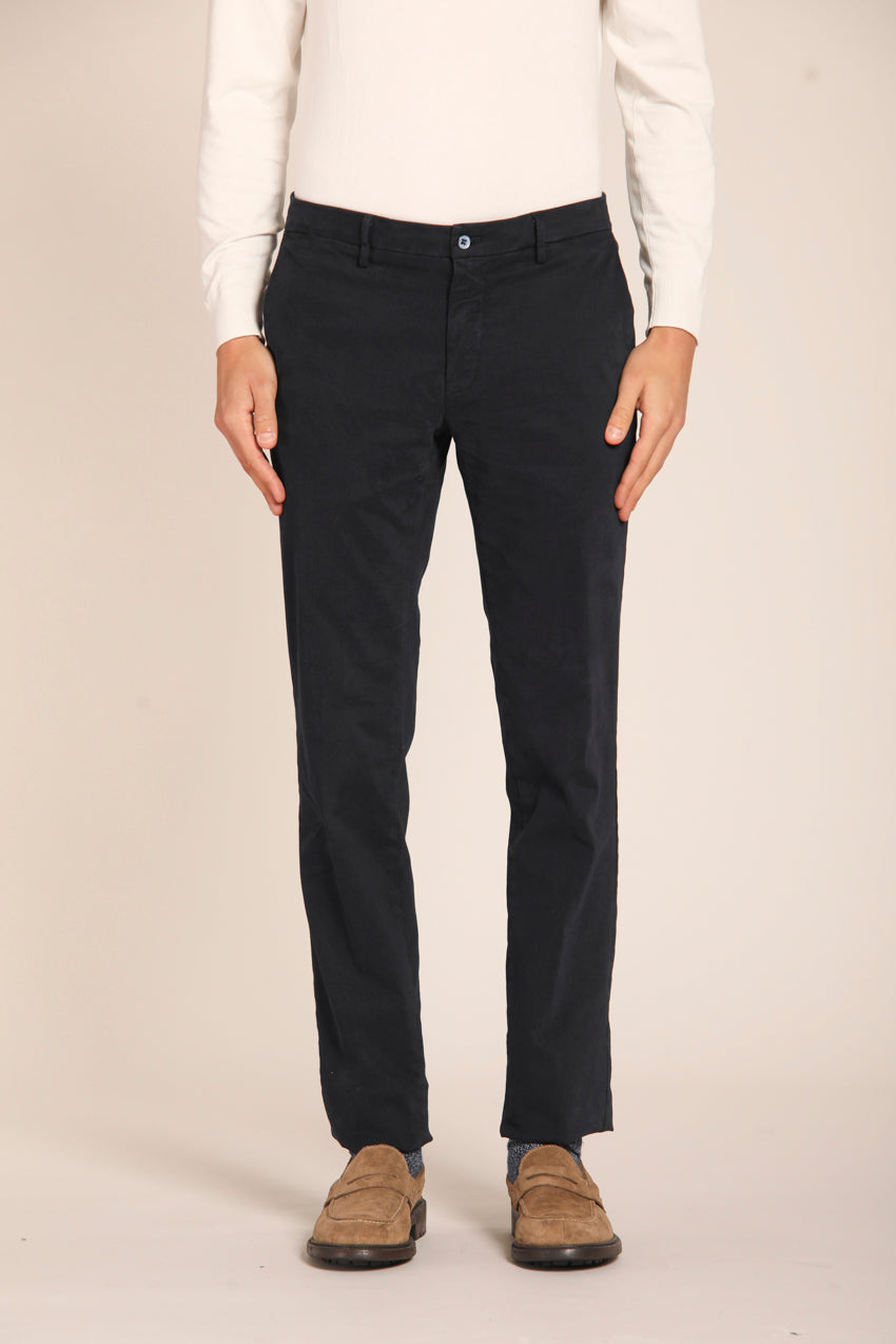 immagine 1 di pantalone chino uomo, modello New York, di colore blu navy, fit regular di mason's