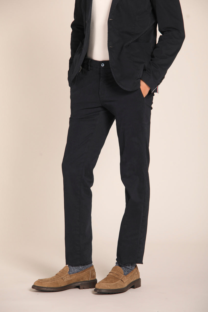 immagine 2 di pantalone chino uomo, modello New York, di colore blu navy, fit regular di mason's