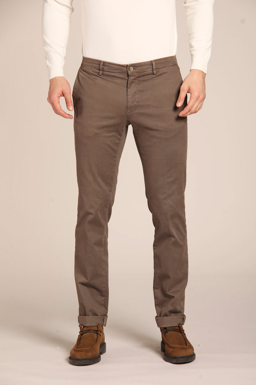 immagine 1 di pantalone chino uomo modello New York, color cacao, fit regular di Mason's