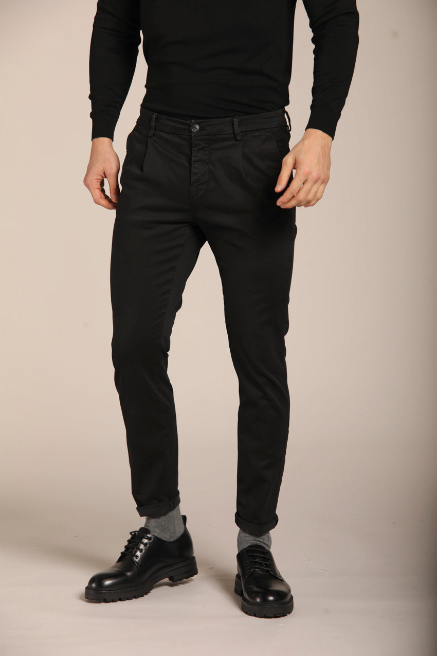 immagine 1 di pantalone chino uomo modello Osaka 1Pinces, di colore nero, fit carrot di Mason's