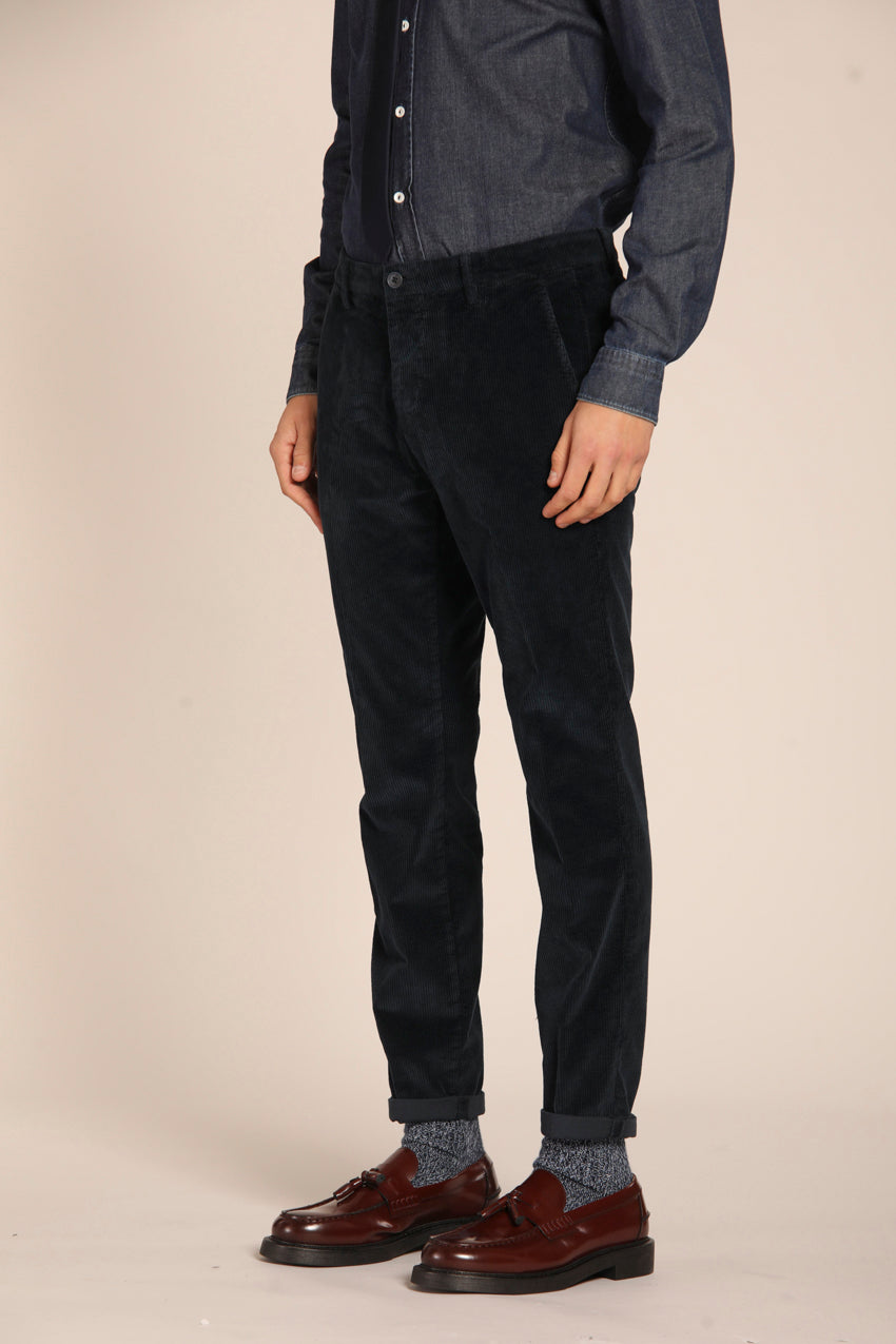 immagine 3 di pantalone chino uomo, modello Osaka Style, in velluto di colore blu navy, fit carrot di mason's