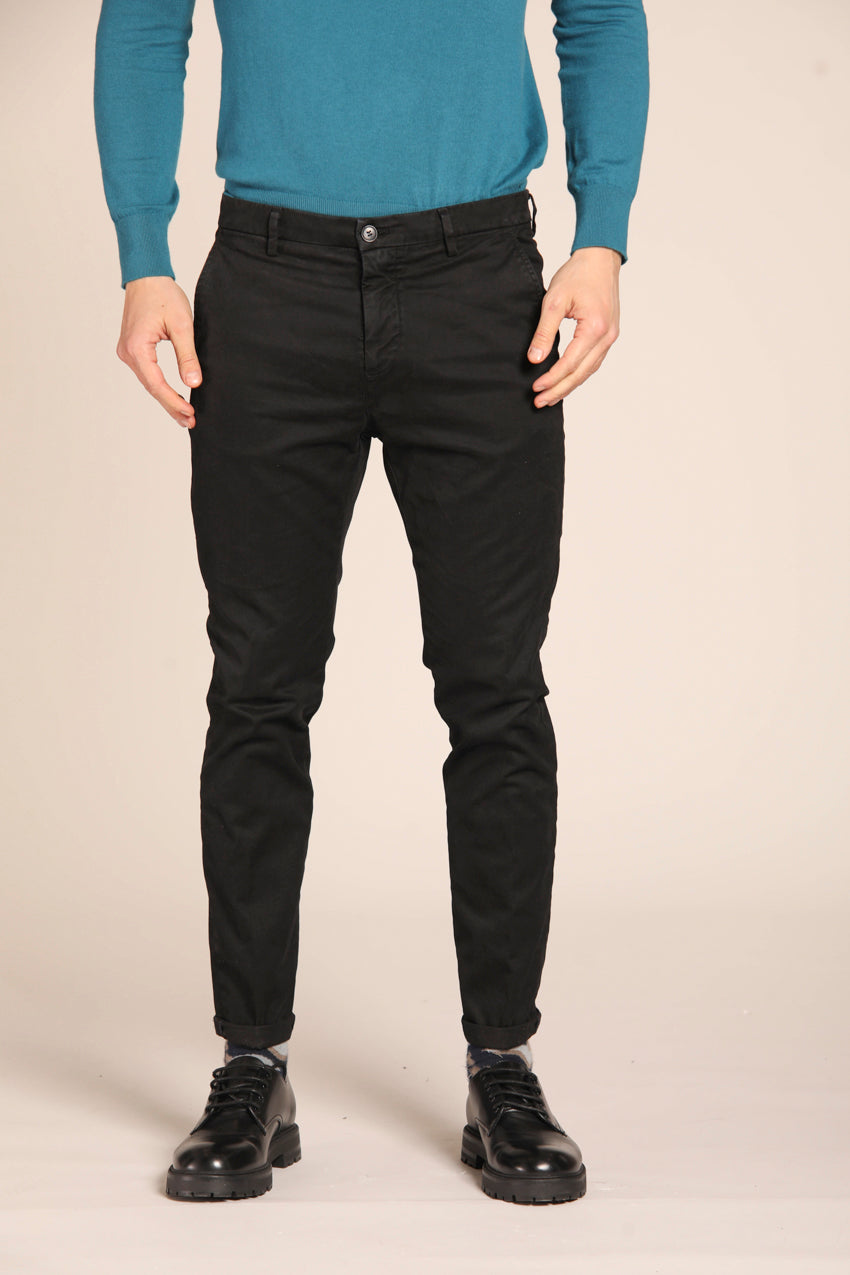 immagine 1 di pantalone chino uomo modello Osaka Style in nero, carrot fit di Mason's
