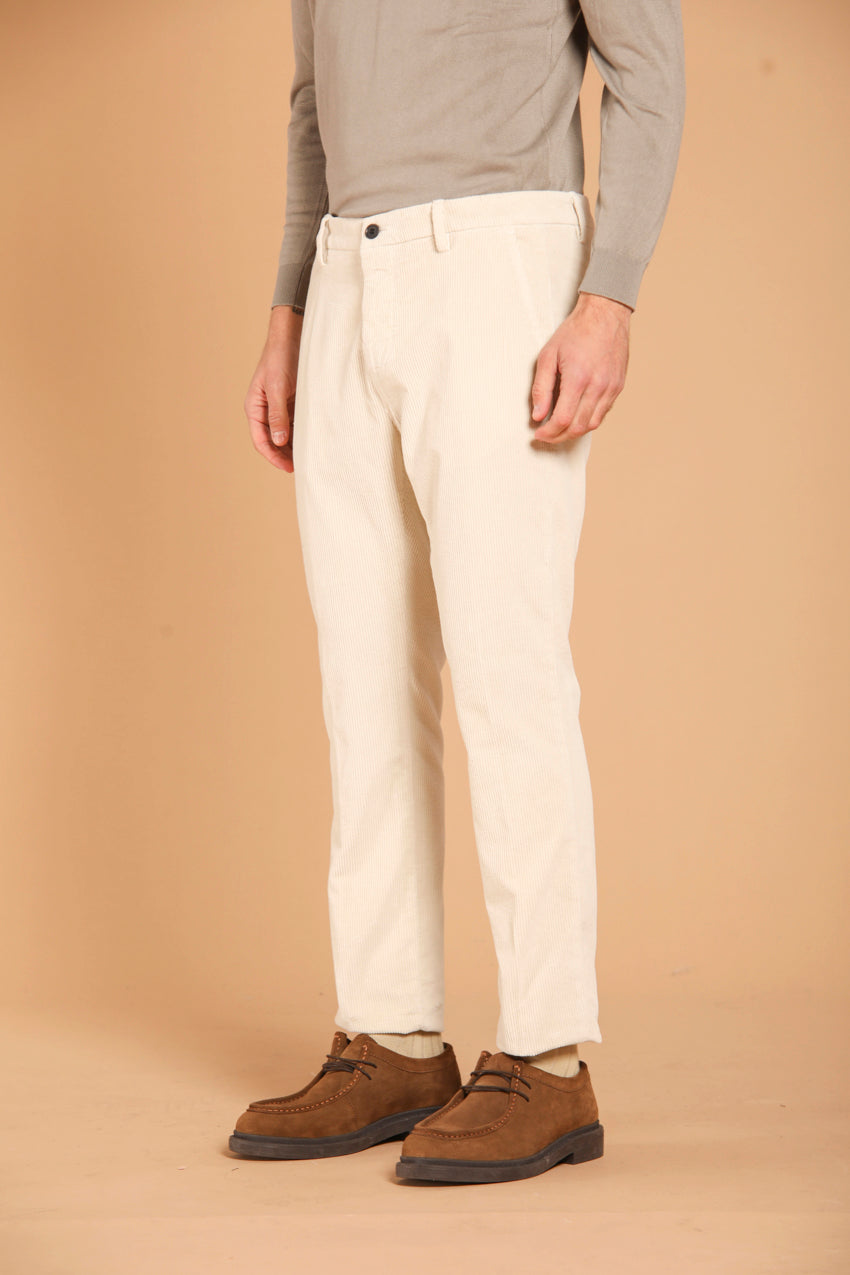 immagine 4 di pantalone chino uomo modello Osaka Style, di colore stucco, carrot fit di mason's