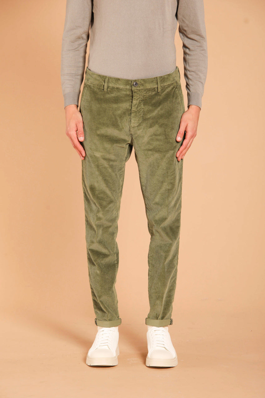 immagine 1 di pantalne chino uomo in velluto modello Osaka Style, di colore verde militare carrot fit di Mason's