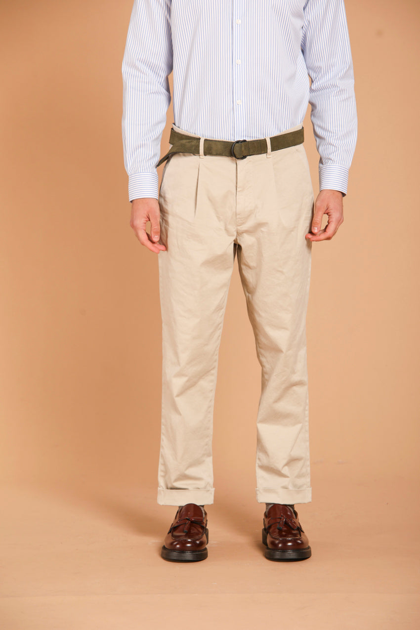 immagine 1 di pantalone chino uomo, modello Pinces 22 in gabardina, di colore ghiaccio, fit relaxed di mason's