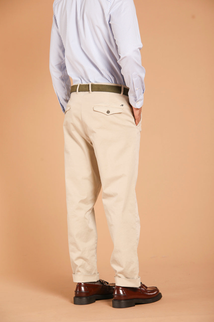 immagine 6 di pantalone chino uomo, modello Pinces 22 in gabardina, di colore ghiaccio, fit relaxed di mason's