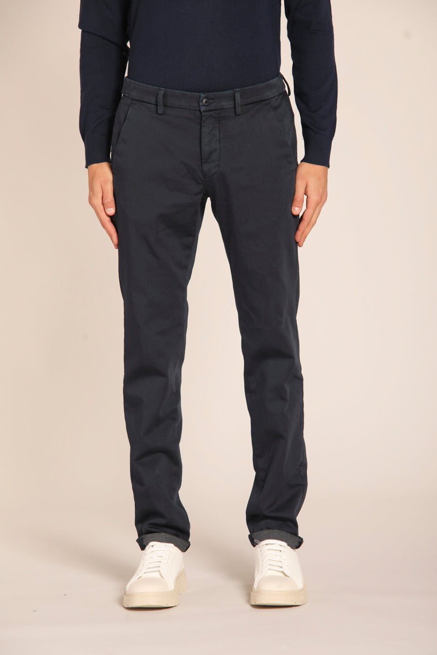 immagine 1 di pantalone chino uomo, modello Torino City String, tessuto travel di colore blu navy, fit slim di Mason's