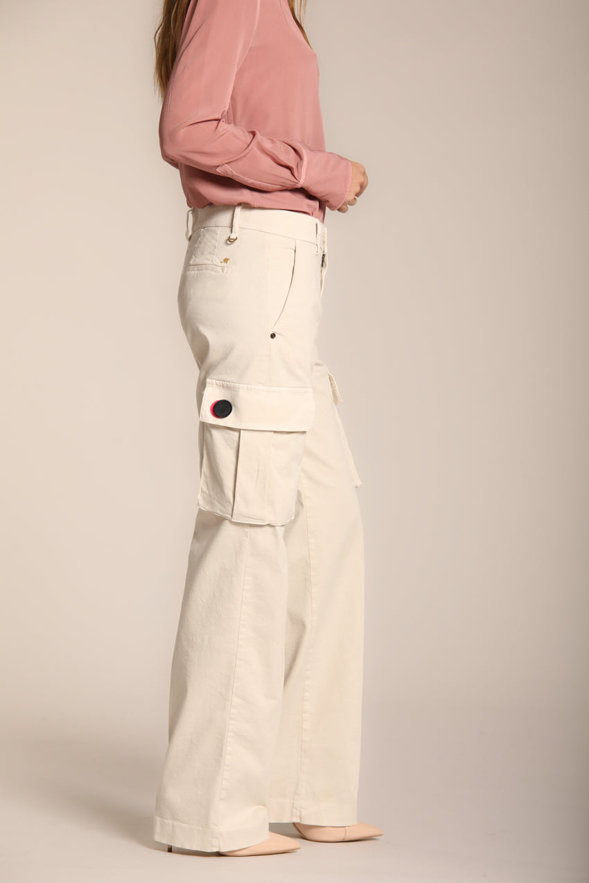 immagine 2 di pantalone cargo donna, modello Victoria di colore stucco, fit straight di mason's