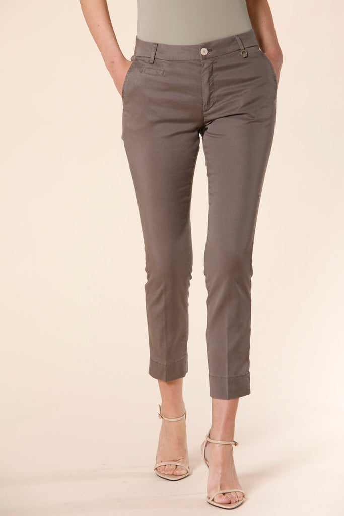 Image 1 of women's capri chino pants in brownish colored cotton Jaqueline Curvie model by Mason's