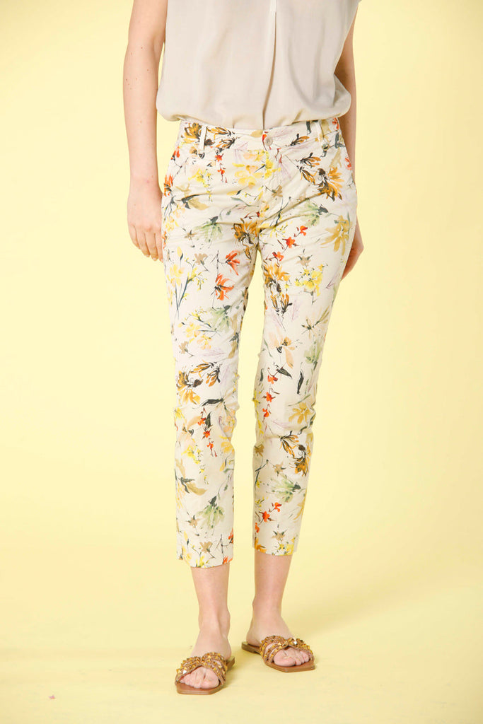 Image 1 of women's capri chino pants in stucco colored stretch cotton wuùith flower print Jaqueline Curvie model by Mason's