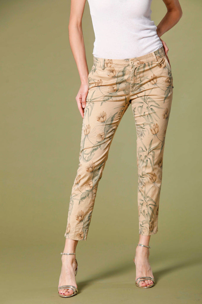 Image 1 of women's capri chino pants in dark khaki colored cotton with flower print Jaqueline Curvie model by Mason's