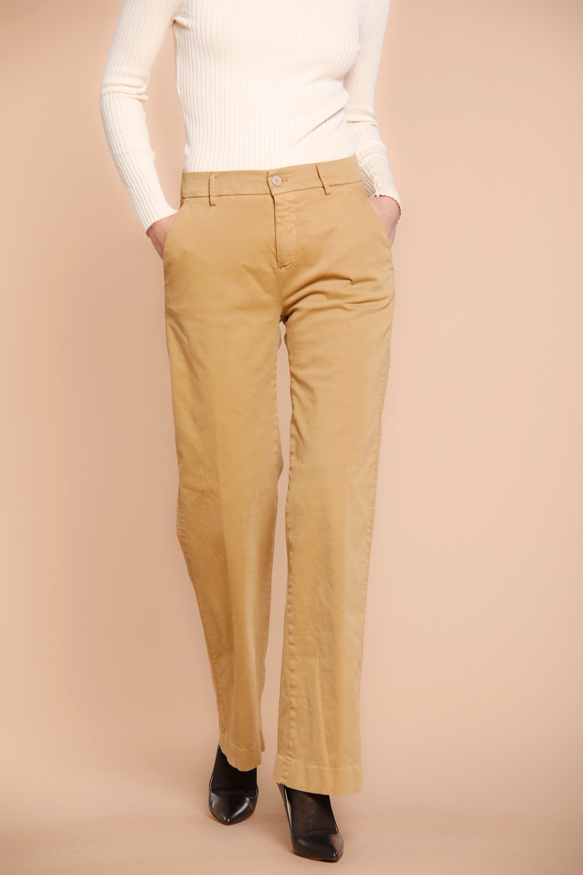 Image 1 du pantalon chino femme en satin couleur charpentier modèle New York Straight par Maosn's