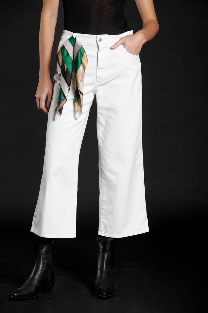 Image 1of women's 5-pocket pants in denim milk white  Samantha model by Mason’s 