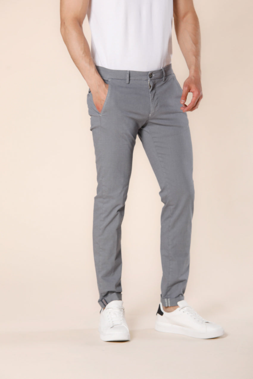 Image 1 du pantalon chino homme en coton et tencel gris clair avec motif micro-étoile modéle Toino Style par Mason's