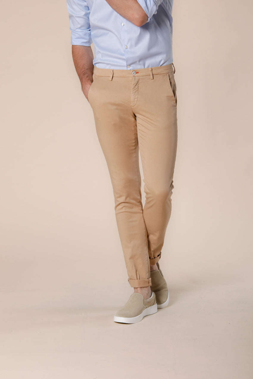 Image 1 de pantalon chino homme en sergé de coton et tencel kaki foncé Torino Summer Color model par Mason's