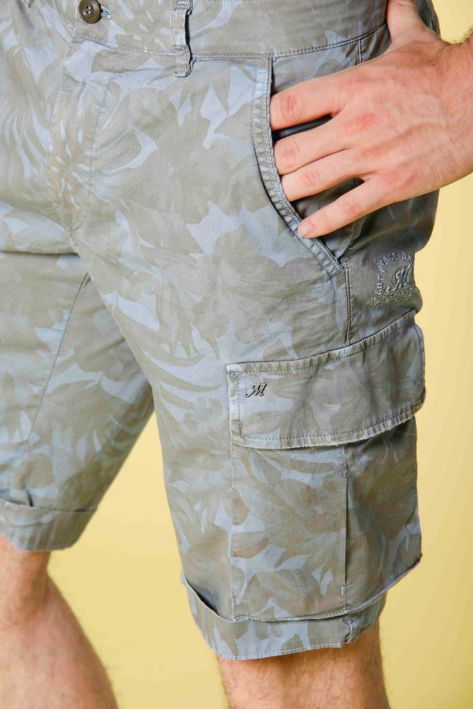 image 2 of men's cargo bermuda in cotton with hawaii flower pattern monocolour Chile 1 model  in light blue slim fit by Mason's 