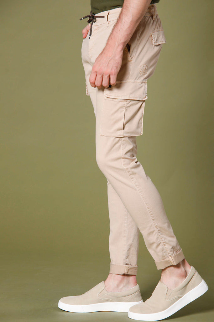 immagine 3 di pantaloni uomo in tencel e cotone modello Chile Jogger colore kaki scuro extra slim di Mason's
