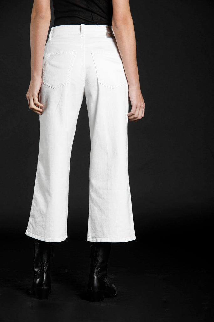 Image 4 of women's 5-pocket pants in denim milk white  Samantha model by Mason’s 