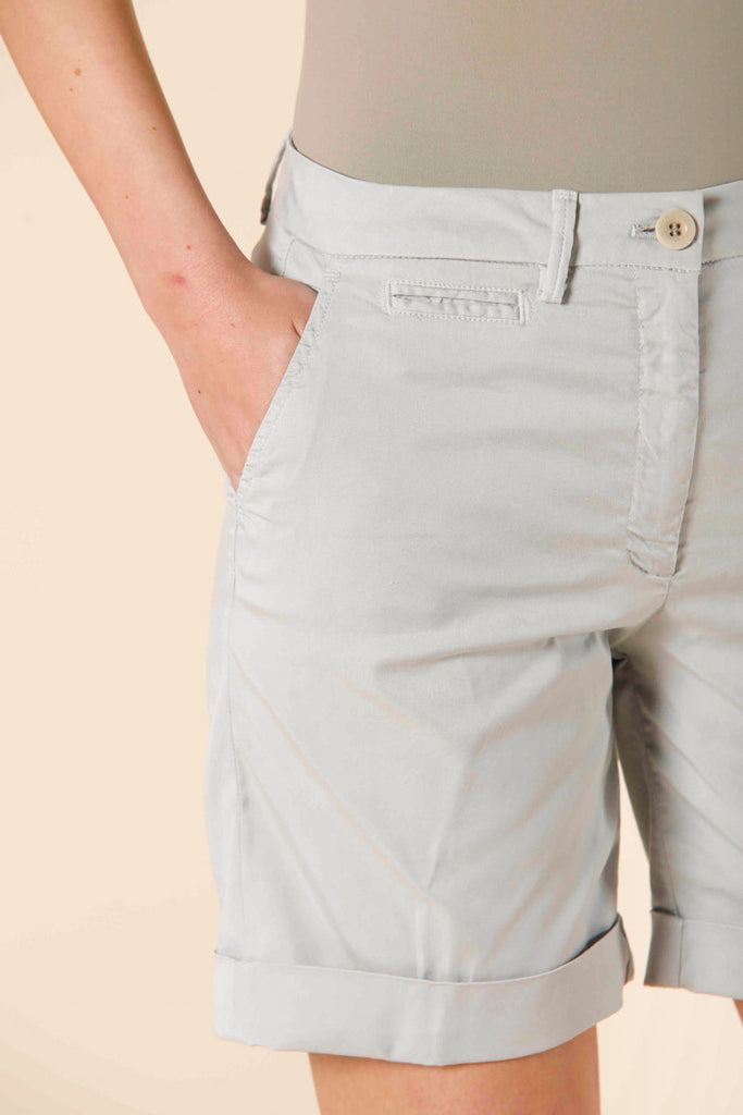 image of 2 woman's chino bermuda in tencel with embroidery jaqueline curvie model in light blue curvy fit by mason's 