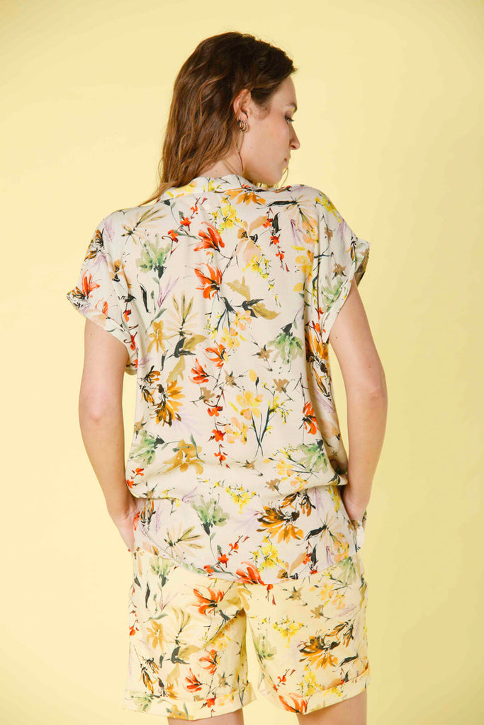 immagine 4 di camicia da donna a manica corta in popeline con pattern fiori di campo modello adele MM colore stucco di mason's 