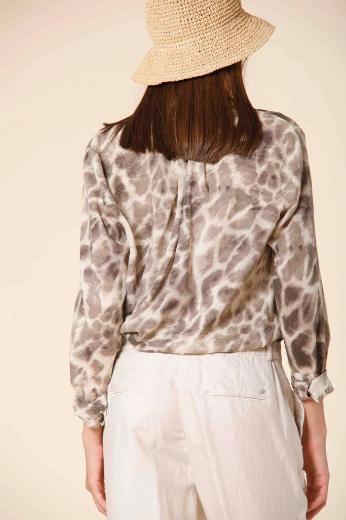 immagine 3 di camicia da donna a manica lunga in tencel con pattern giraffa modello Adele colore stucco di Mason's 