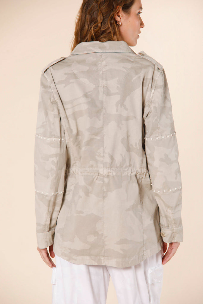 immagine 4 di field jacket donna in cotone con pattern camouflage e borchie modello Monica Wild colore beige chiaro di mason's 
