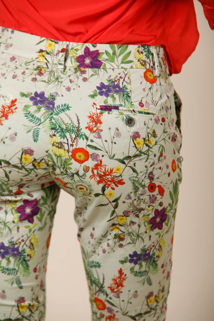 Jaqueline Capri woman chino pants in cotton with floral pattern curvy