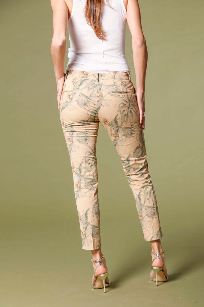 Image 4 of women's capri chino pants in dark khaki colored cotton with flower print Jaqueline Curvie model by Mason's