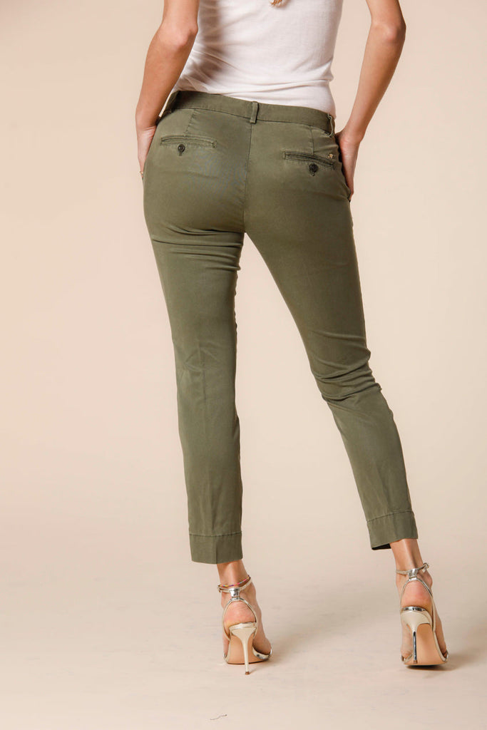 Image 3 of women's capri chino pants in green colored cotton Jaqueline Curvie model by Mason's