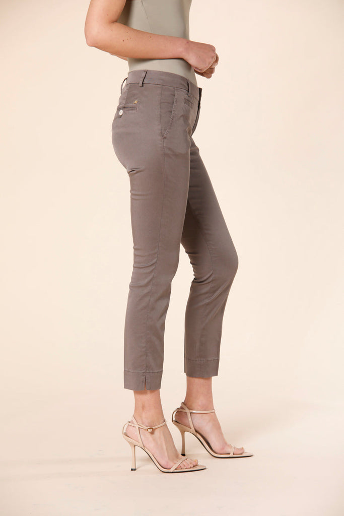Image 3 of women's capri chino pants in brownish colored cotton Jaqueline Curvie model by Mason's