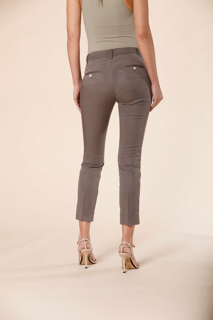 Image 4 of women's capri chino pants in brownish colored cotton Jaqueline Curvie model by Mason's
