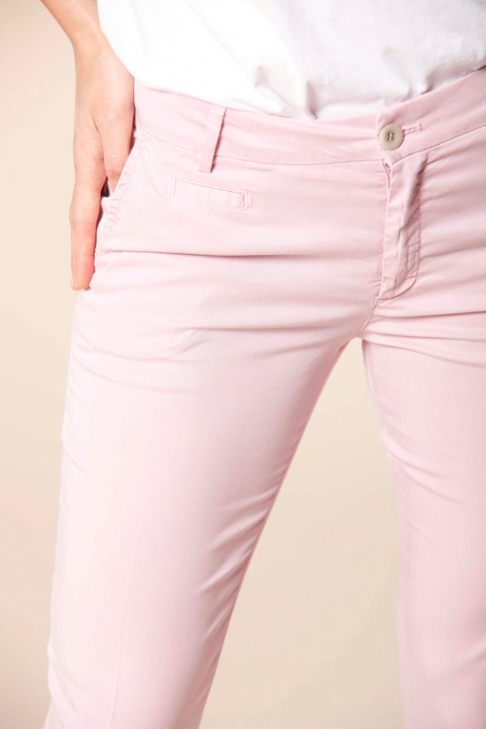 Image 2 of women's capri chino pants in lilac colored cotton Jaqueline Curvie model by Mason's