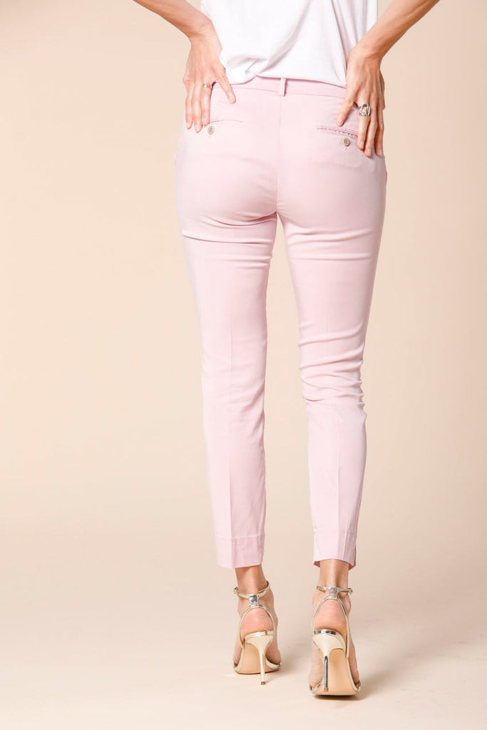 Image 4 of women's capri chino pants in lilac colored cotton Jaqueline Curvie model by Mason's