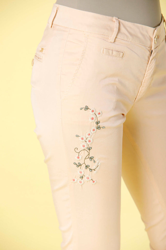 Image 2 of women's capri chino pants in pastel pink tencel with embroidery Jaqueline Curvie model by Mason's