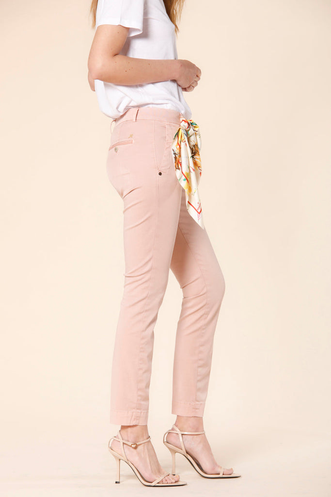 Image 4 of women's chino pants in pink colored gabardine Jaqueline Archivio model by Mason's