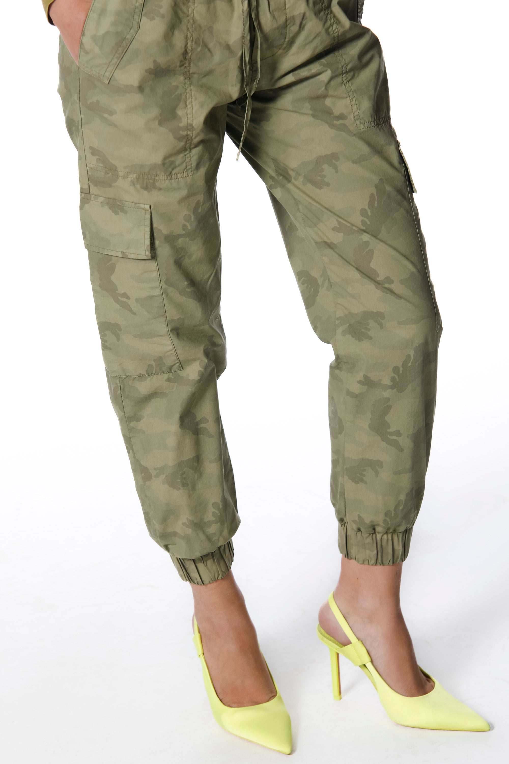 Cargo Jogger woman cargo pants in tencel with camouflage pattern relaxed