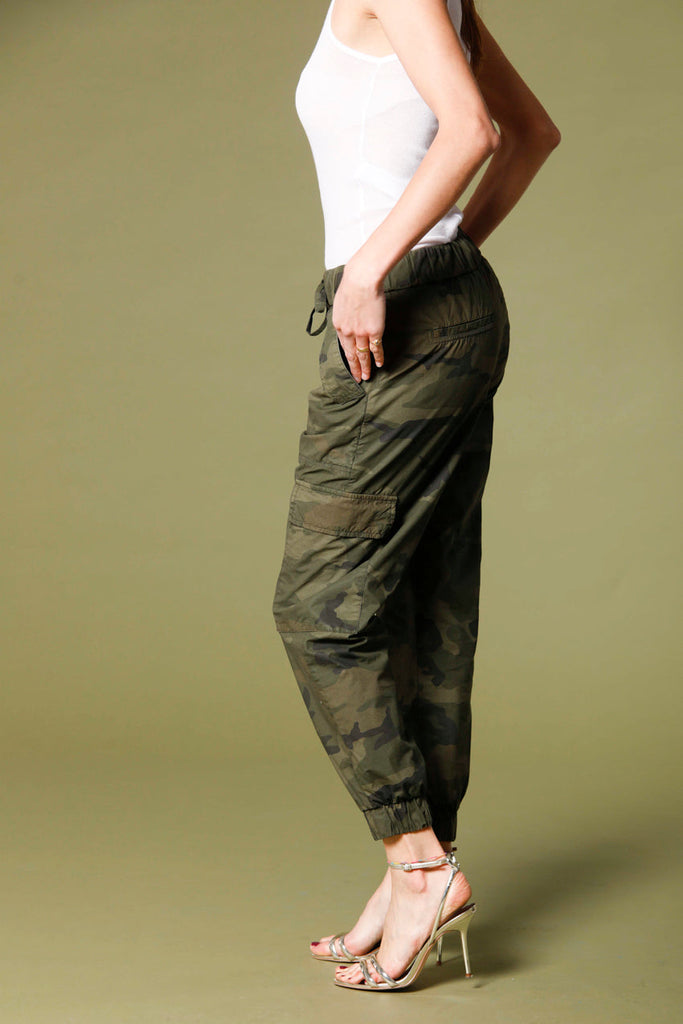 Immagine 4 di pantalone cargo jogger donna in tela verde con stampa camouflage modello Cargo Jogger di Mason's