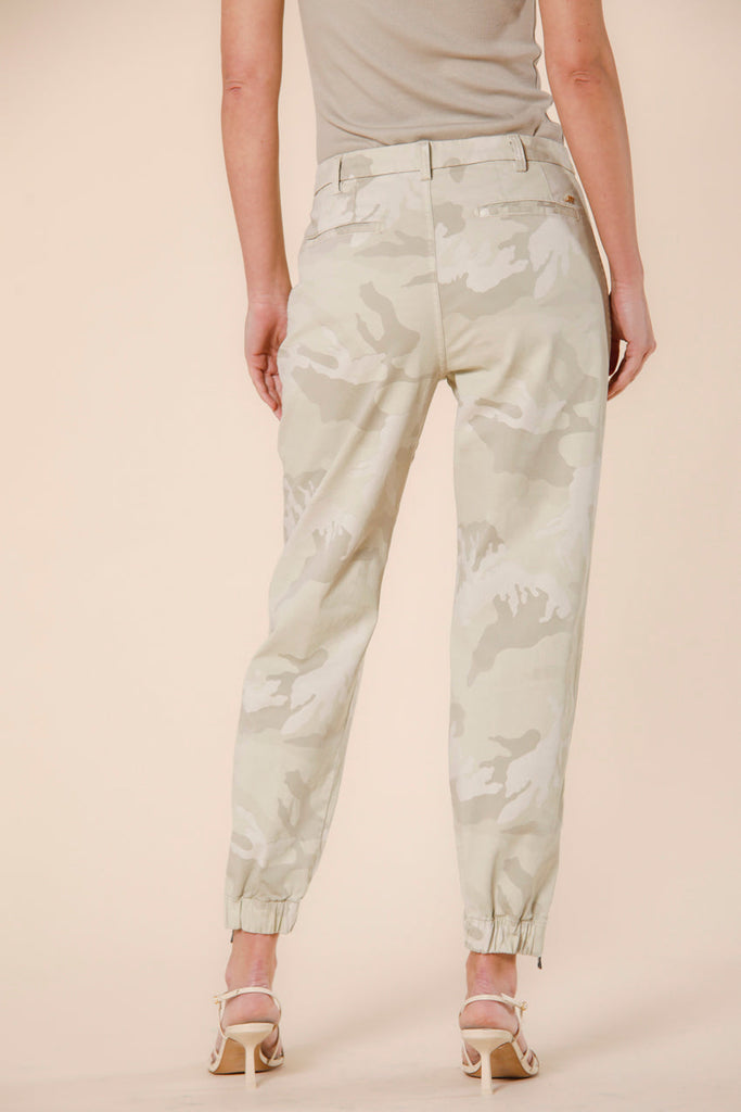 Immagine 3 di pantalone cargo donna in raso color beige chiaro con stampa camouflage modello Evita di Mason's