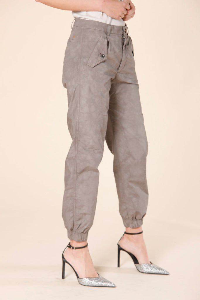 Immagine 4 di pantalone cargo donna in tela paracadute di cotone e tencel color marroncino modello Evita di Mason's
