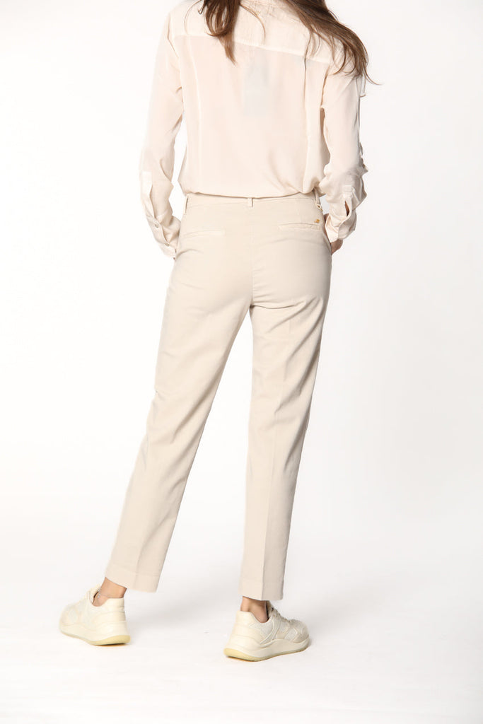Immagine 4 di pantalone chino donna in gabardina color ghiaccio modello New York di Mason's